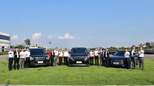 “玻璃大王”曹德旺试乘传祺旗舰家族，为中国汽车品牌证言！